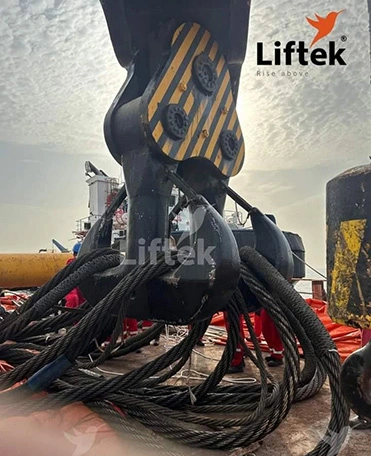 Heavy lift hook rigging setup for offshore load test