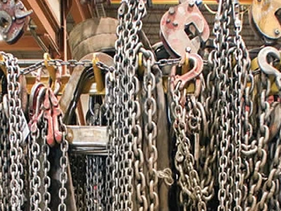 Lifting accessories with chains and hooks